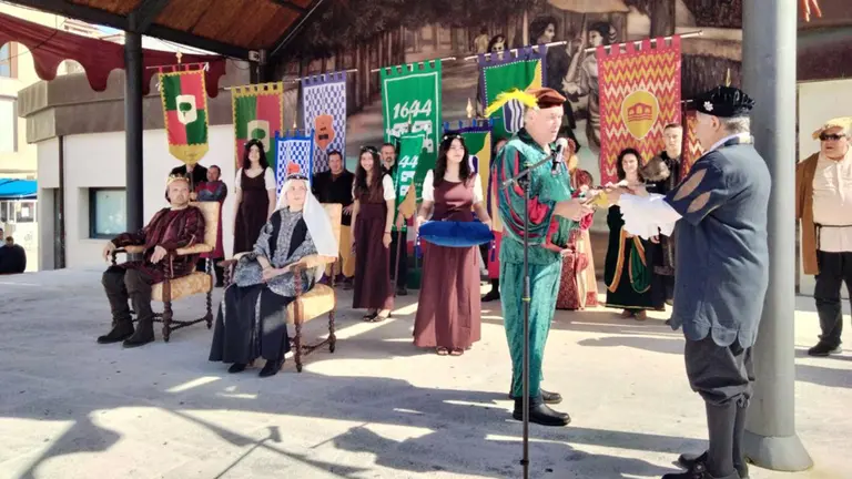 Momento de la entrega de la vara al alcalde. R.A.