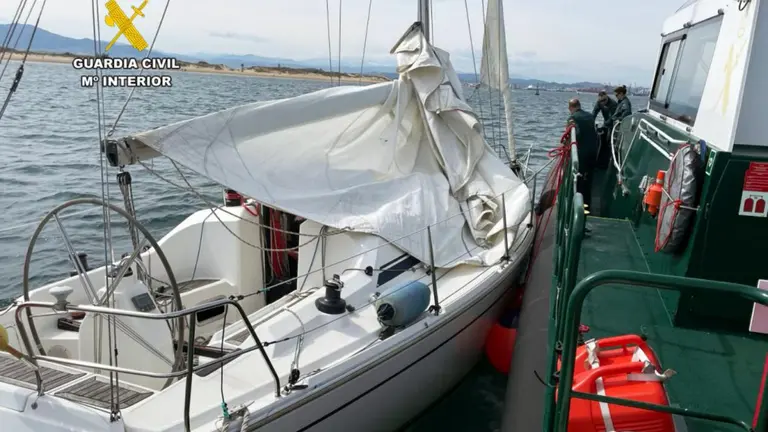 Velero rescatado por la Guardia Civil.