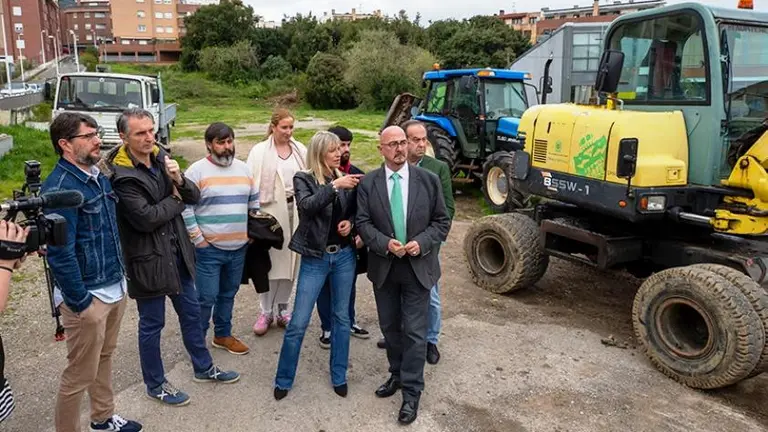 Las autoridades pol&iacute;ticas visitan los terrenos en Castro Urdiales.