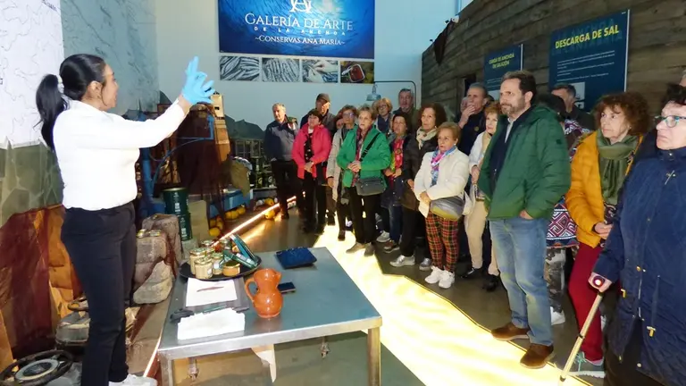 Visitantes en el recorrido guiado a la Galer&iacute;a del Arte de la Anchoa. R.A.