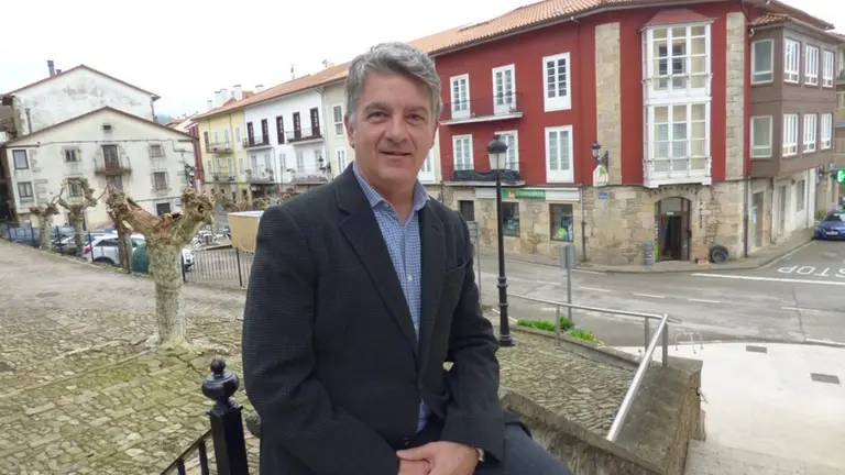 El alcalde de Selaya, Cándido Manuel Cobo (PP), en el exterior del Ayuntamiento. R.A.