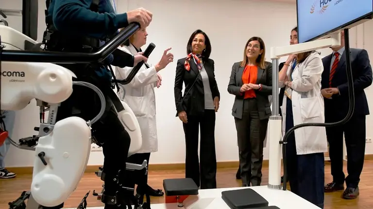 La presidenta de Cantabria, María José Sáenz de Buruaga, y la presidenta del Banco Santander, Ana Botín, visitan el exoesqueleto del área de rehabilitación de alta intensidad.