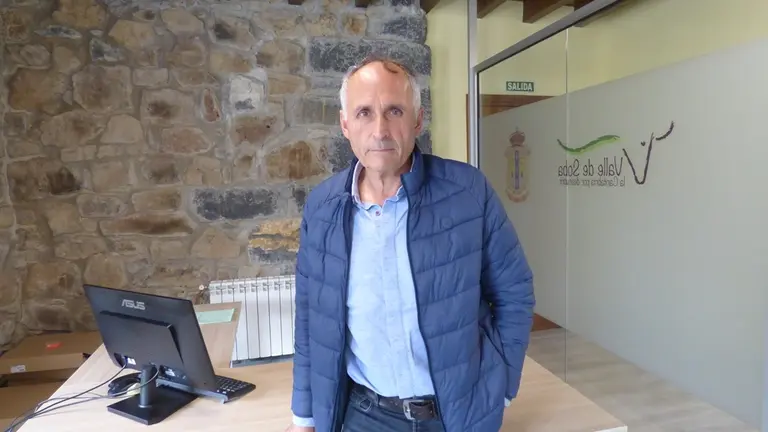 El alcalde de Soba, Julián José Fuentecilla (PRC), en el Ayuntamiento. R.A.