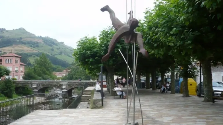 Escultura al Hombre Pez en Liérganes. R.A.