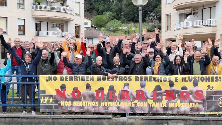 Integrantes de la AMA en la rotonda de Argoños.