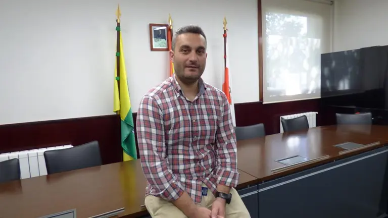 El alcalde de Ribamontán al Monte, Joaquín Arco (PRC), en el salón de Plenos. R.A.