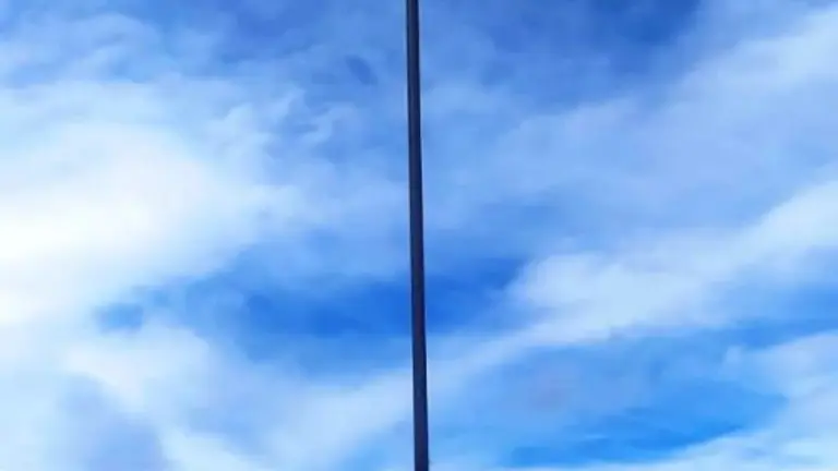 Mastil sin la bandera en Argoños.