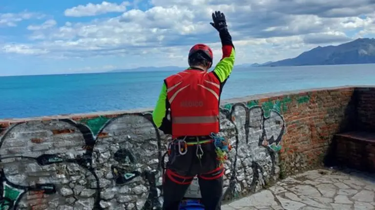 Rescate en el Faro del Caballo, en Santoña.