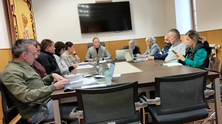 Concejales en el Pleno de Ampuero. R.A.