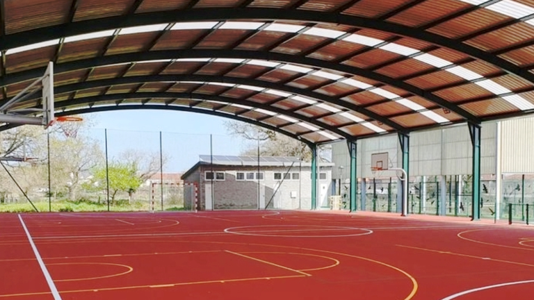 Pista polideportiva en Escalante. Facebook