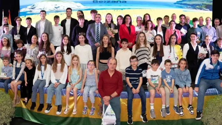 Gala del Deporte en Santa Cruz de Bezana con los premiados.