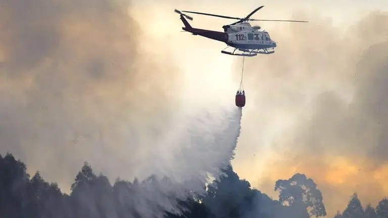 Un momento de la extinci&oacute;n del fuego.