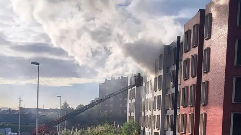 Rescatadas dos personas tras el incendio de basura en el hueco del ascensor de un edificio abandonado.

Los bomberos de Santander ha rescatado este mi&Atilde;&copy;rcoles a dos personas atrapadas a consecuencia de un incendio de basura en el hueco del ascensor de un edificio abandonado de varios pisos situado en la zona de Pe&Atilde;&plusmn;acastillo.

SOCIEDAD 
X BOMBEROS DE SANTANDER