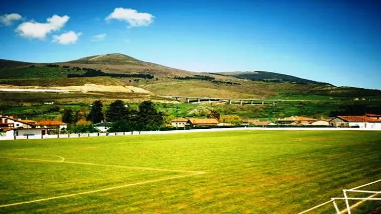 Campo de fútbol en Bárcena de Pie de Concha.