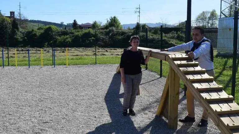 Las autoridades políticas visitaron el parque canino.
