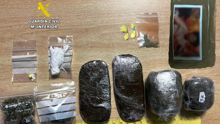 Material incautado por la Guardia Civil en Santo&ntilde;a y Castro Urdiales.