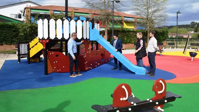 Parque infantil en el barrio San Lorenzo, en Vioño.