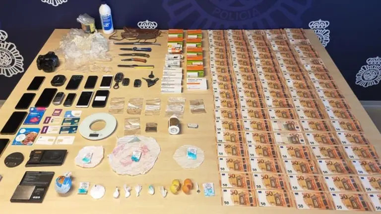 Material y dinero incautado por los agentes.