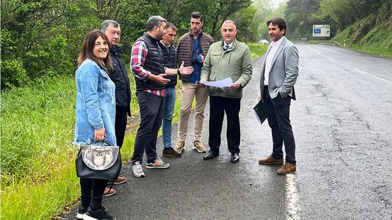 Las autoridades políticas visitan la zona de la obra en Ribamontán al Monte.