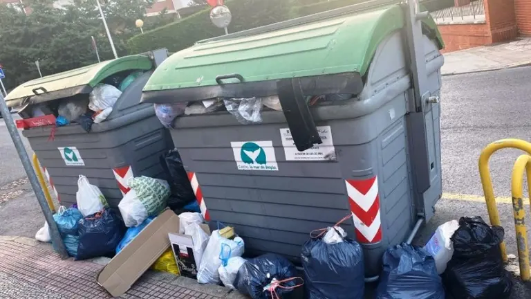 Basura junto a los contenedores en Ostende.