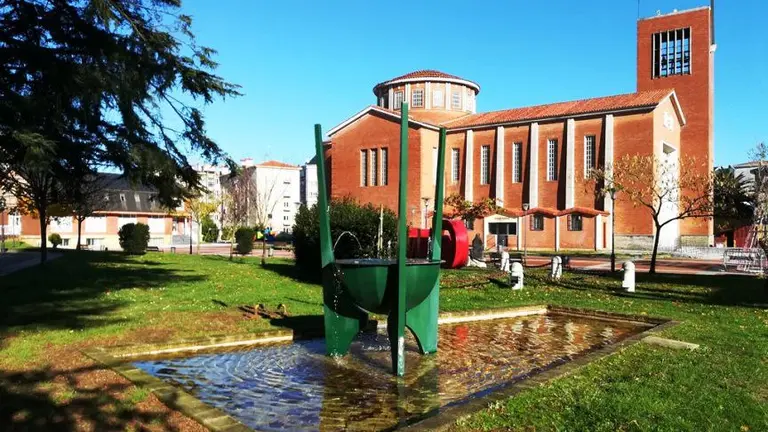 Entorno de la iglesia de Colindres. R.A.