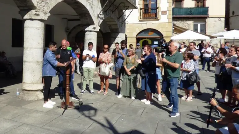 Acto de recogida de firmas por los familiares en Laredo. R.A.