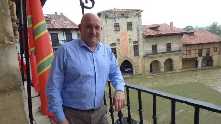El alcalde de Santillana del Mar, Ángel Rodríguez (PSOE) en el balcón del Ayuntamiento. R.A.