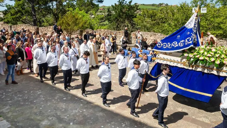 Un momento de la procesi&oacute;n por tierra de la Fol&iacute;a.