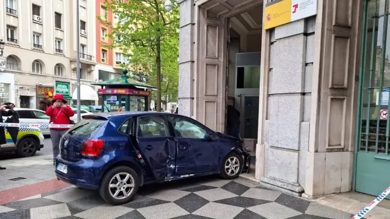 Coche empotrado en la sede de la Seguridad Social de Santander.