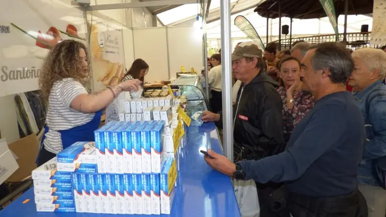 Expositores en la Feria de la Anchoa y la Conserva de Cantabria. R.A.