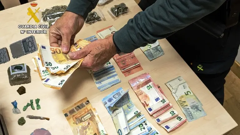 Drogas y dinero incautado.