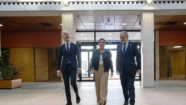 Las autoridades pol&iacute;tica y educativas acceden a la Universidad.