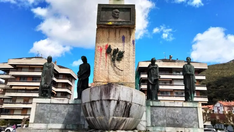 Monumento a Carrero Blanco en la zona del Pasaje en Santoña. R.A.