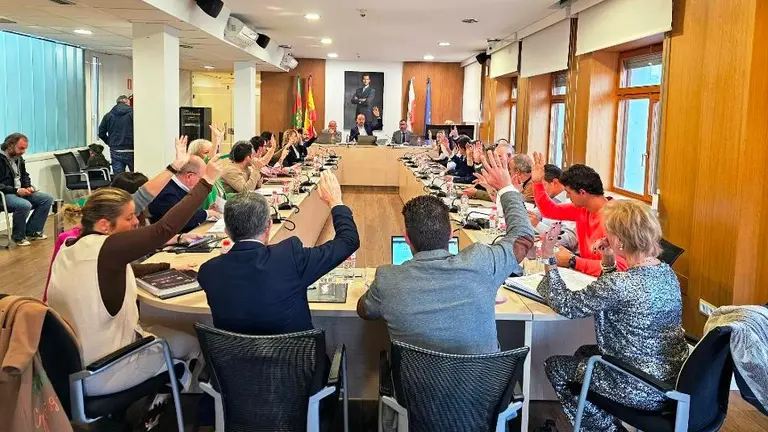 Concejales en la sesión plenaria de Torrelavega.