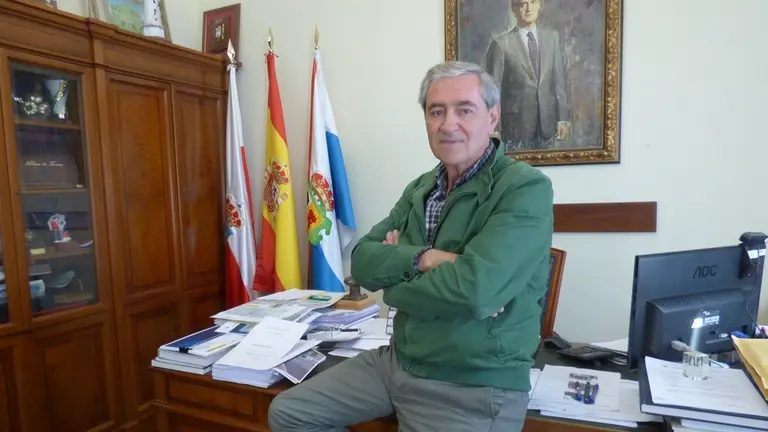El alcalde Suances, Andrés Ruiz (PSOE), en su despacho del Ayuntamiento. R.A.