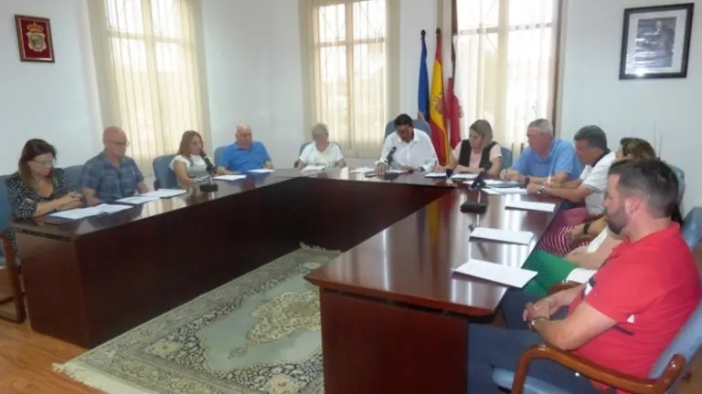 Los concejales en el Pleno del Consistorio de Bareyo. R.A.