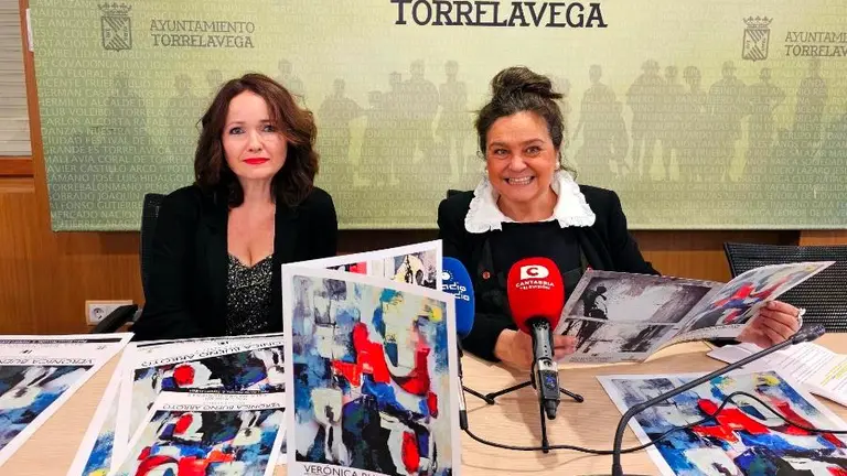 Ver&oacute;nica Bueno y la concejal de Cultura a la derecha.