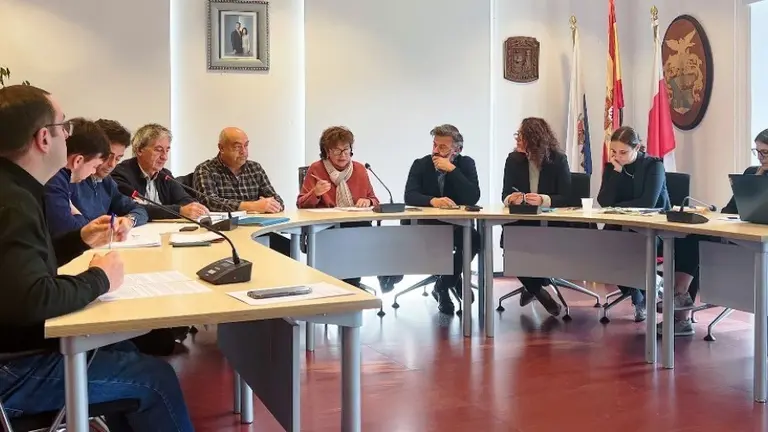 Concejales en el Pleno de Comillas.