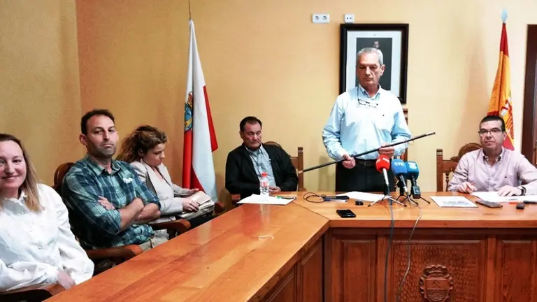 El nuevo alcalde con el bastón de mando. R.A.