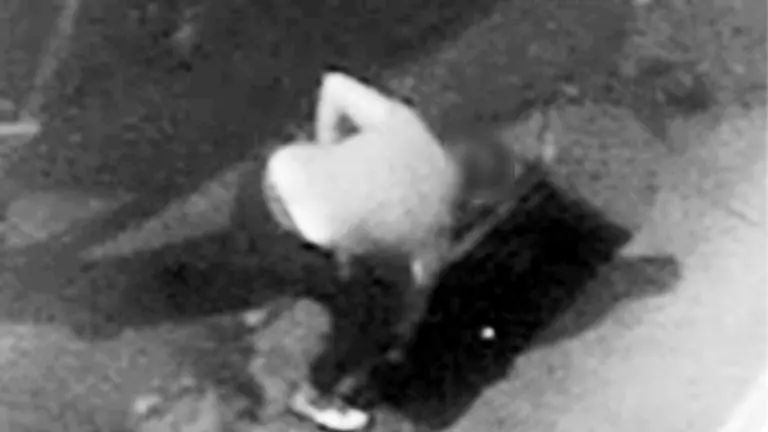 Un momento del hurto de las alcantarillas.