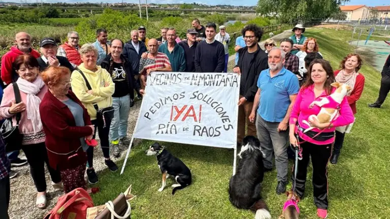 Asistentes a la concentraci&oacute;n en Nueva Monta&ntilde;a.