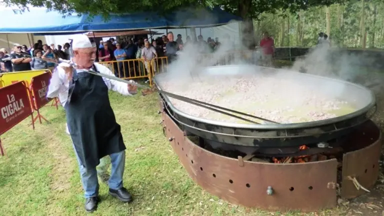 Preparaci&oacute;n de la paella en Los Remedios. R.A.
