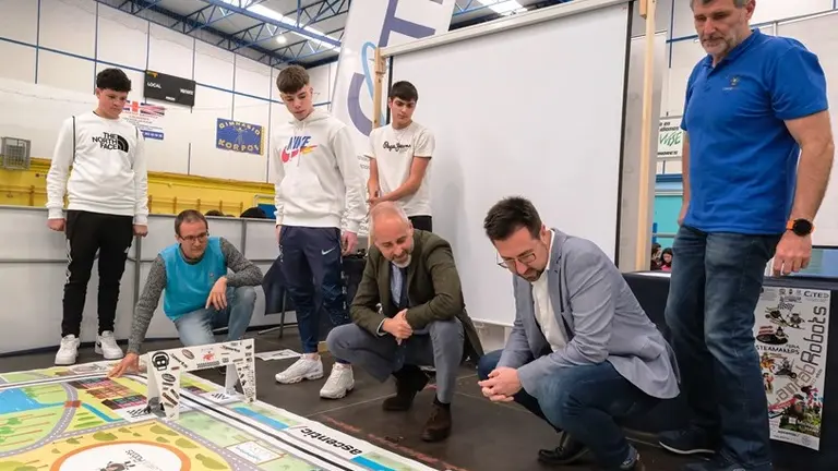 Las autoridades pol&iacute;ticas visitan los trabajos de los alumnos.