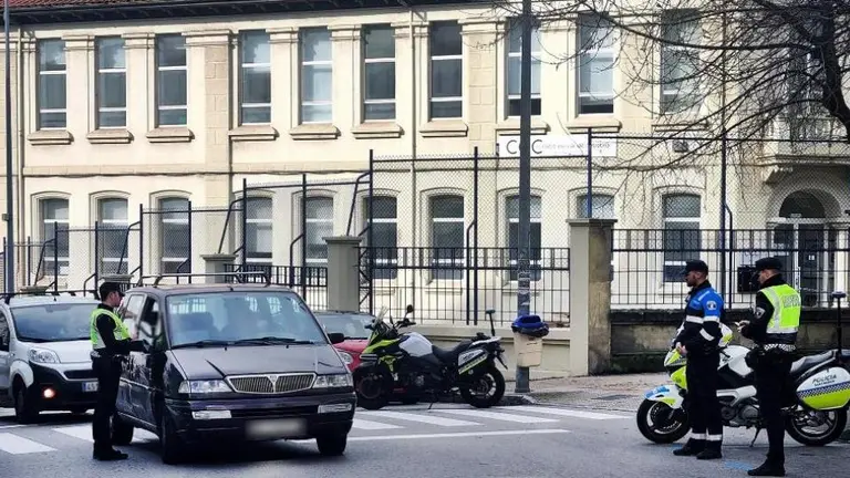 Control de los agentes en las calles de Santander.