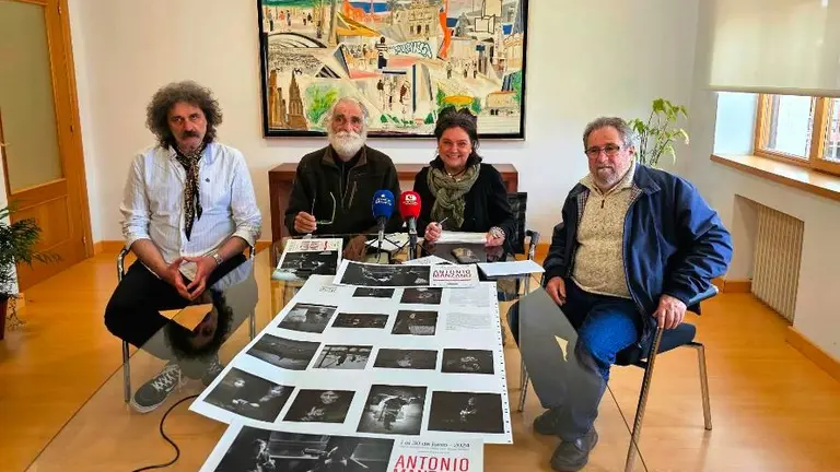 Presentaci&oacute;n de la exposici&oacute;n de Antonio Manzano.