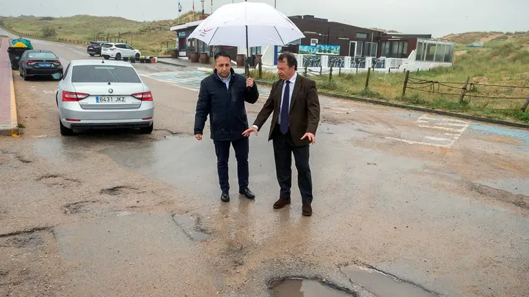 Los políticos comprobaron el estado de la superficie.