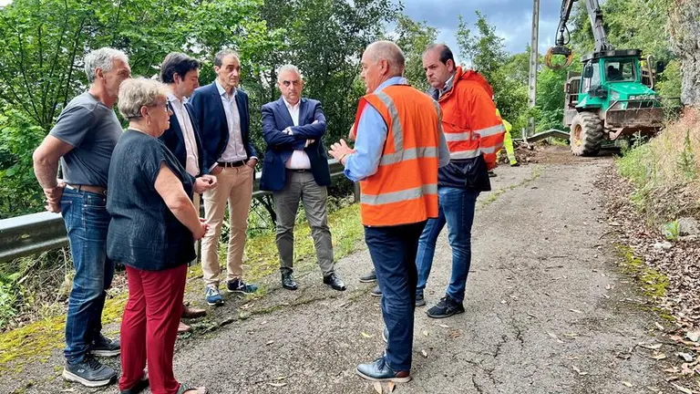 Los políticos visitan la zona del talud.