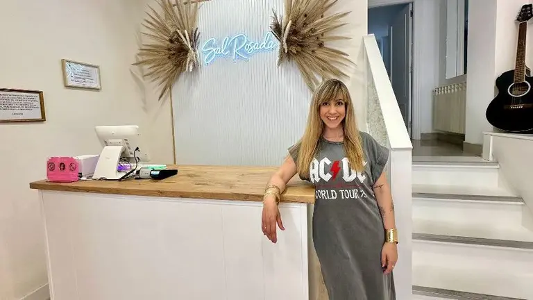 Saray Carrasco en su tienda la 'Sal Rosada'.