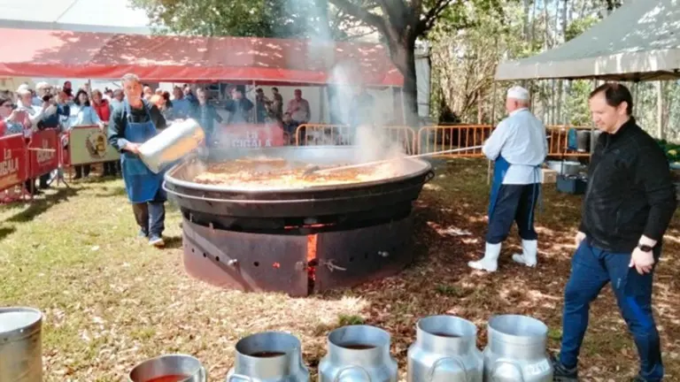 Preparaci&oacute;n de la paella en Meruelo. R.A.
