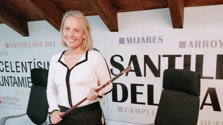Sara Izquierdo, nueva alcaldesa con el bastón de mando. R.A.